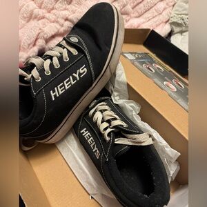 Heelys Black and White Low-Top Skate Sneakers 
See item description *